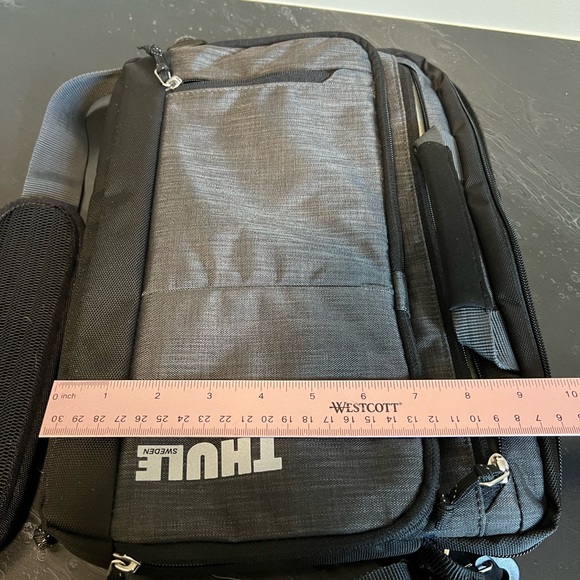Thule Laptop Travel Bag with many pockets - Picture 8 of 8